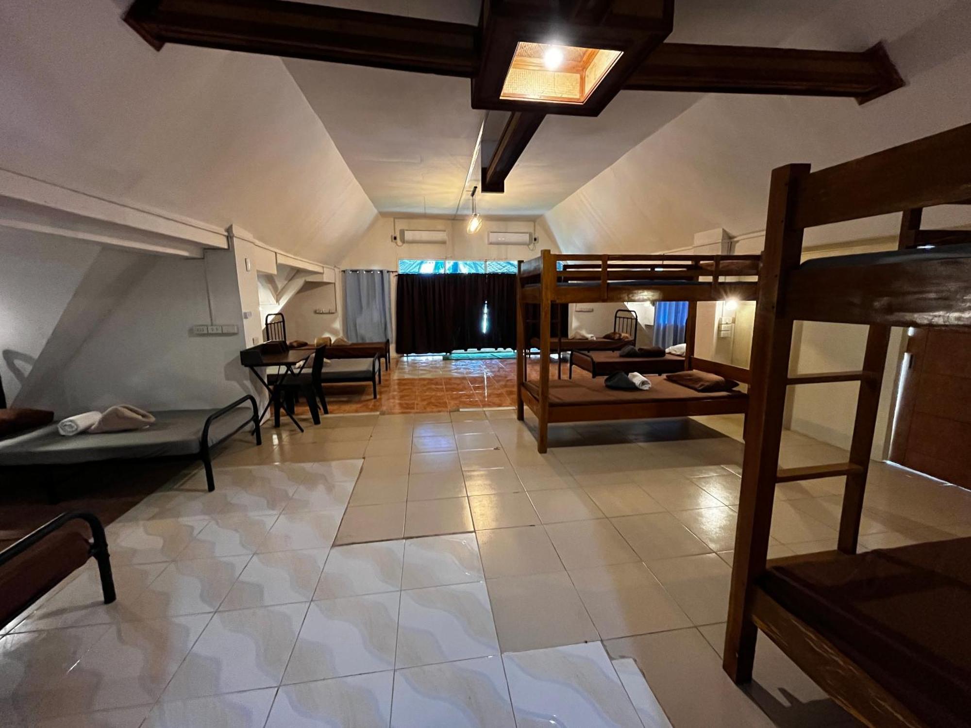 Single Bed in Mixed Dormitory Room